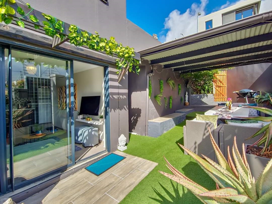 6 Bedroom Property for Sale in Vredehoek Western Cape